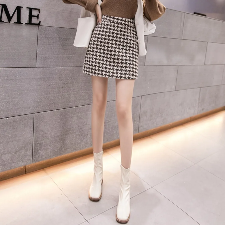 【HOT】In stock 2026 woolen skirt autumn and winter women's new style small fragrant bag hips high waist a-shaped short skirt.
【HOT】In stock 2026 woolen skirt autumn and winter women's new style small fragrant bag hips high waist a-shaped short skirt.