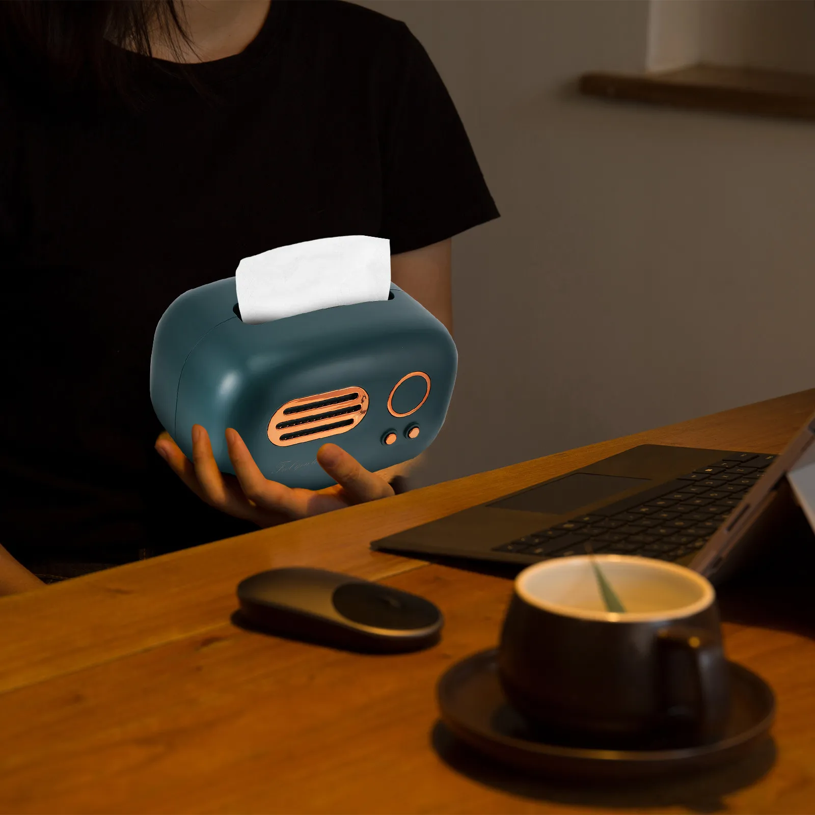 Креативный держатель для салфеток в стиле радиоприемника, прочный настольный органайзер для бумажных полотенец для офиса, спальни, гостиничного номера
Креативный держатель для салфеток в стиле радиоприемника, прочный настольный органайзер для бумажных полотенец для офиса, спальни, гостиничного номера