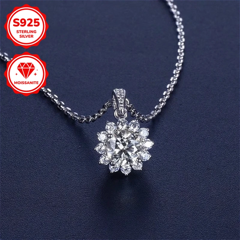 1pc 1 Carat Sunflower Moissanite Necklace for Your Beautiful Wife, Luxurious and Fashionable, Symbol of Beauty.
1pc 1 Carat Sunflower Moissanite Necklace for Your Beautiful Wife, Luxurious and Fashionable, Symbol of Beauty.