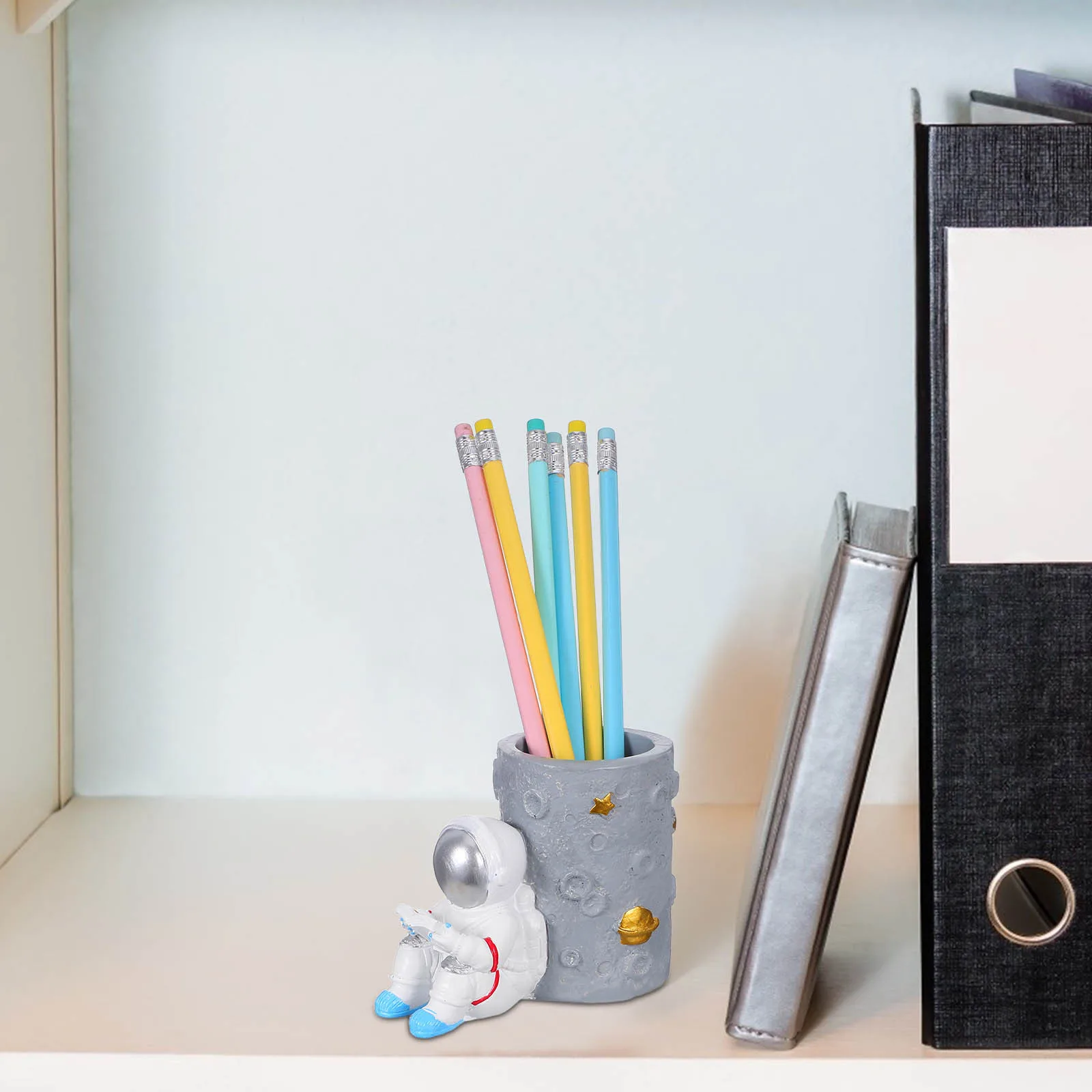 Resin Astronaut Pen Holder Stylish Desktop Storage for Stationery Makeup Brushes Office Supplies Modern Decorative Pencil
Resin Astronaut Pen Holder Stylish Desktop Storage for Stationery Makeup Brushes Office Supplies Modern Decorative Pencil