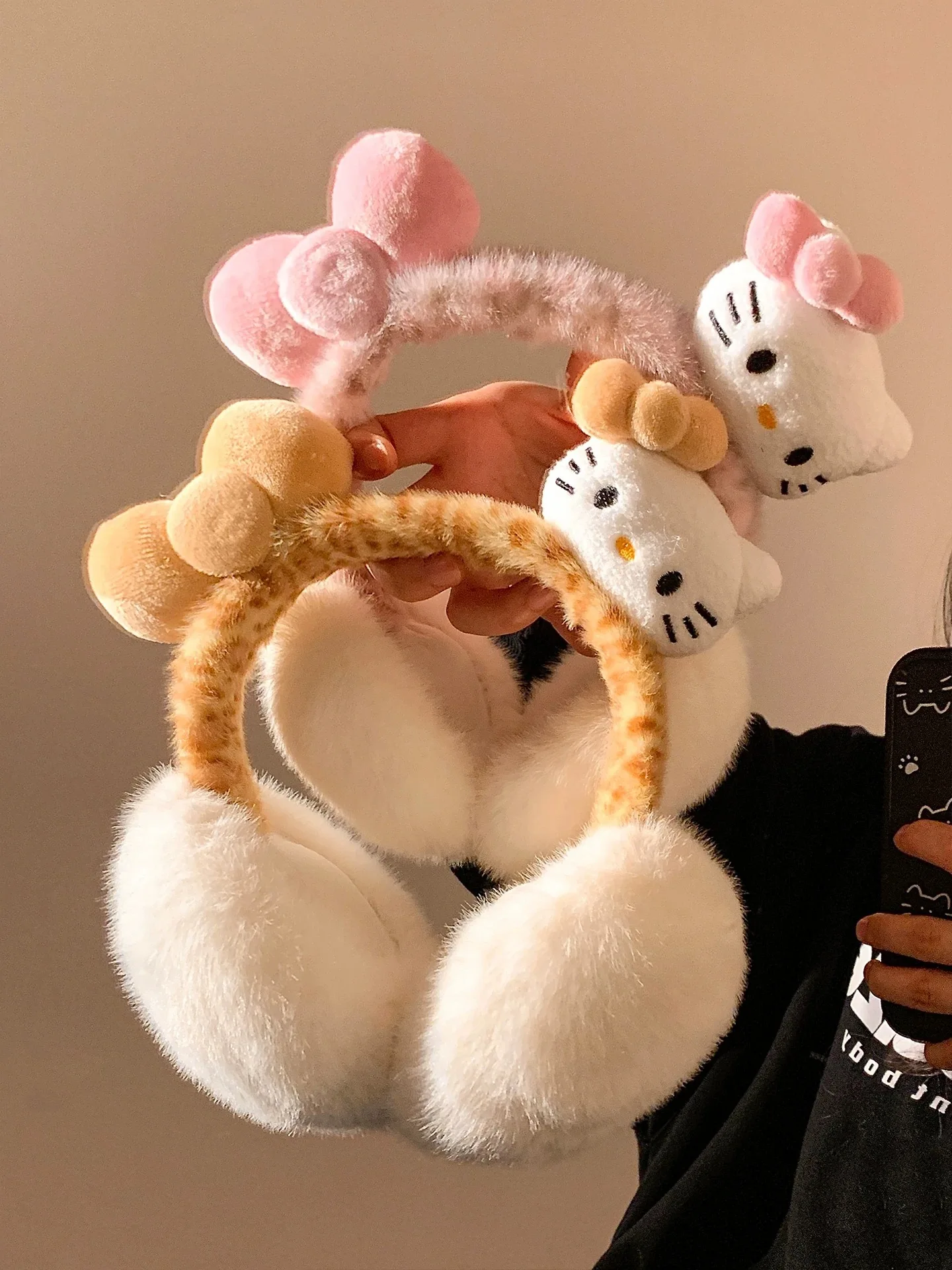 Наушники для ушей Hello Kitty Melody, креативные периферийные устройства с героями мультфильмов аниме, осенние и зимние уличные теплые ветрозащитные подарки
Наушники для ушей Hello Kitty Melody, креативные периферийные устройства с героями мультфильмов аниме, осенние и зимние уличные теплые ветрозащитные подарки