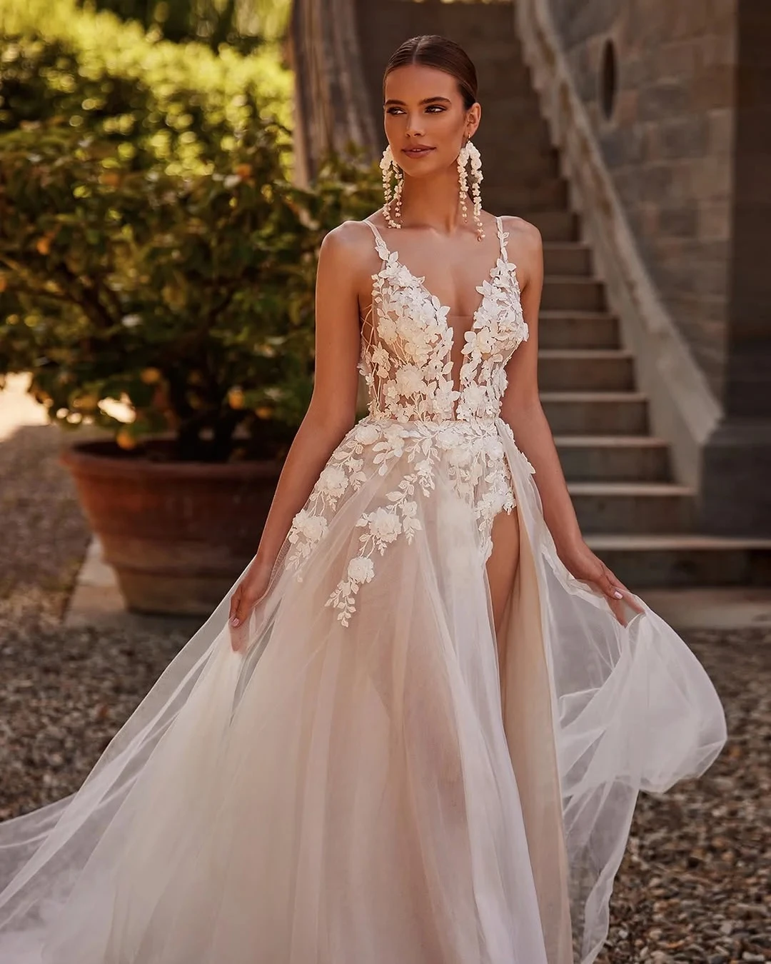 Sexy V-neck Spaghetti Straps Wedding Dresses Tulle Appliques Customized Side Slit Ruched Ivory Bridal Gown Vestidos De Novia
Sexy V-neck Spaghetti Straps Wedding Dresses Tulle Appliques Customized Side Slit Ruched Ivory Bridal Gown Vestidos De Novia