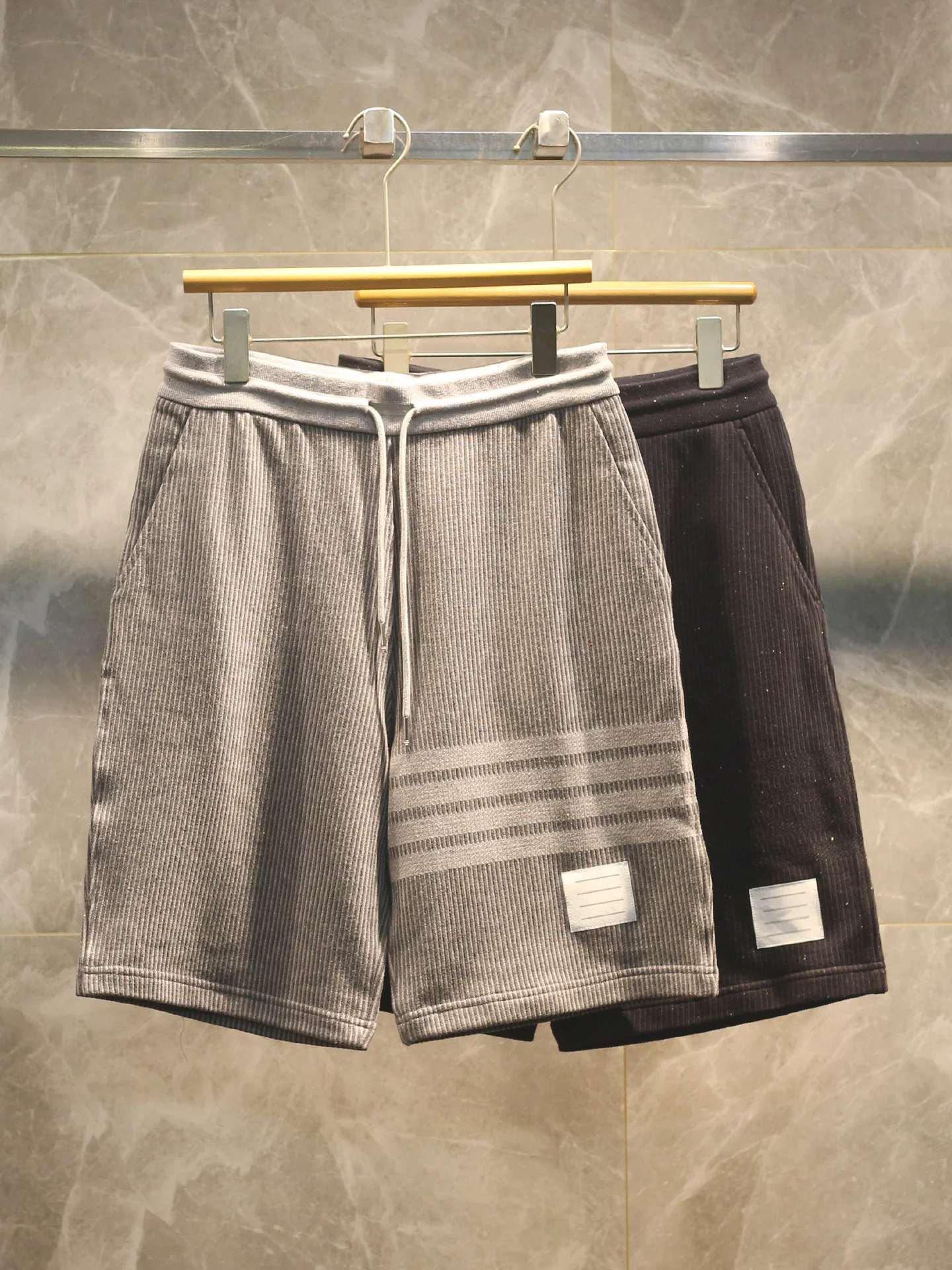 Летние повседневные шорты 26SS премиум-класса с полосатым узором в городском стиле, длина до колена
Летние повседневные шорты 26SS премиум-класса с полосатым узором в городском стиле, длина до колена