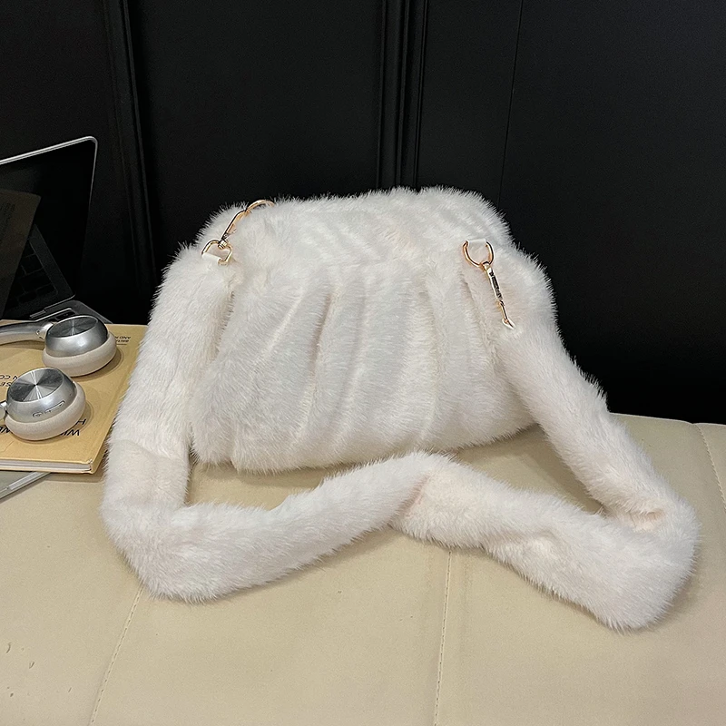 2025 Autumn/winter New Soft Bags Plush Solid Color Hasp Thicken Crossbody Bags Daily Commute Textured Women's Handbags
2025 Autumn/winter New Soft Bags Plush Solid Color Hasp Thicken Crossbody Bags Daily Commute Textured Women's Handbags