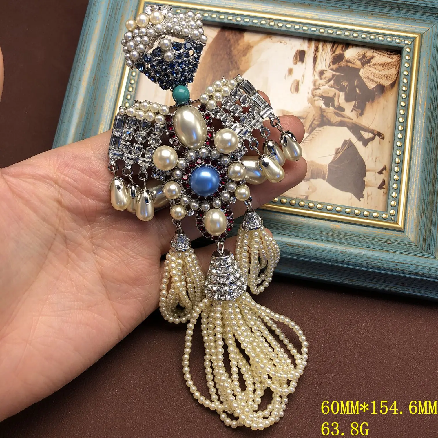 Lustrous pearl-encrusted diamond temperament brooch beads pearl temperament brooch
Lustrous pearl-encrusted diamond temperament brooch beads pearl temperament brooch