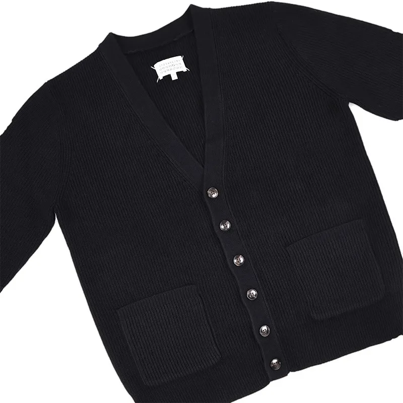 Autumn Winter New Fashion Men's Black Solid Color Simple Basic V-neck Single-breasted Long Sleeve Casual Trendy Knitted Cardigan
Autumn Winter New Fashion Men's Black Solid Color Simple Basic V-neck Single-breasted Long Sleeve Casual Trendy Knitted Cardigan