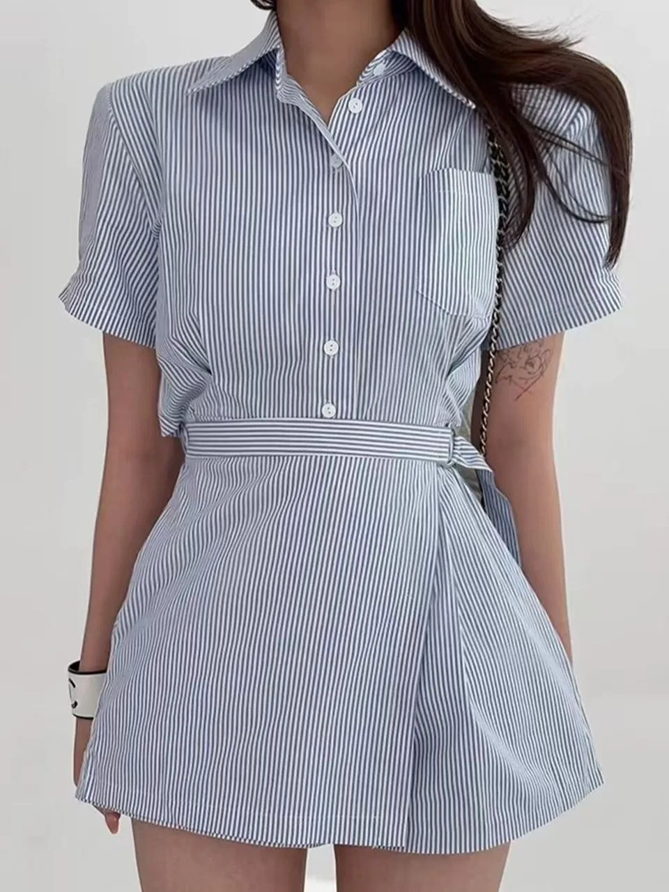 Fashionable Striped One-Piece Pants for Women with Collar Bow Waist Slimming Illusion Short Skirt Design High Waist Short Pants
Fashionable Striped One-Piece Pants for Women with Collar Bow Waist Slimming Illusion Short Skirt Design High Waist Short Pants