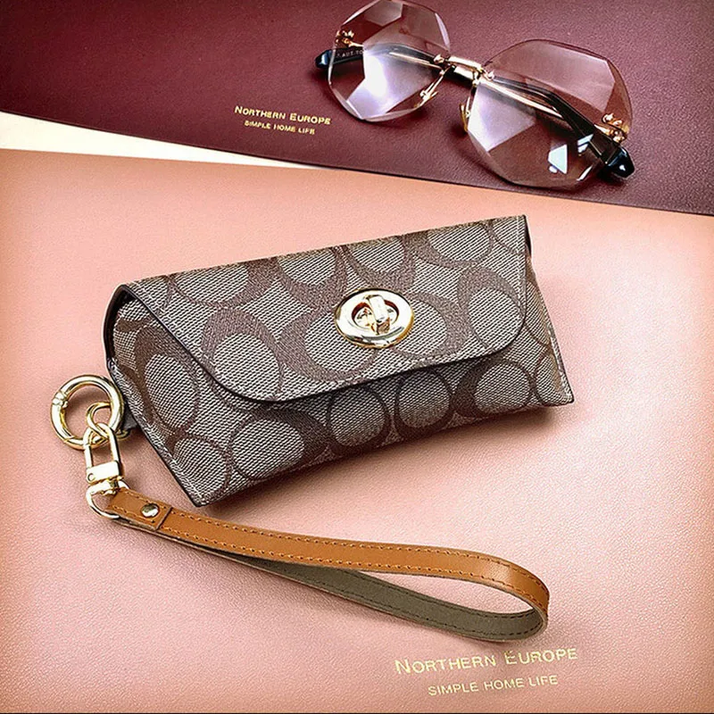 Fashion Retro Sunglasses Case Portable Trend Drop-proof Eyeglasses Case Storage And Protection Gold Pendant Myopia Glasses Bag
Fashion Retro Sunglasses Case Portable Trend Drop-proof Eyeglasses Case Storage And Protection Gold Pendant Myopia Glasses Bag