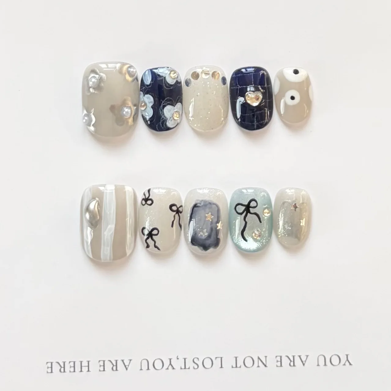 Pure hand-worn armor niche floral bloom cat eye white nail art design
Pure hand-worn armor niche floral bloom cat eye white nail art design