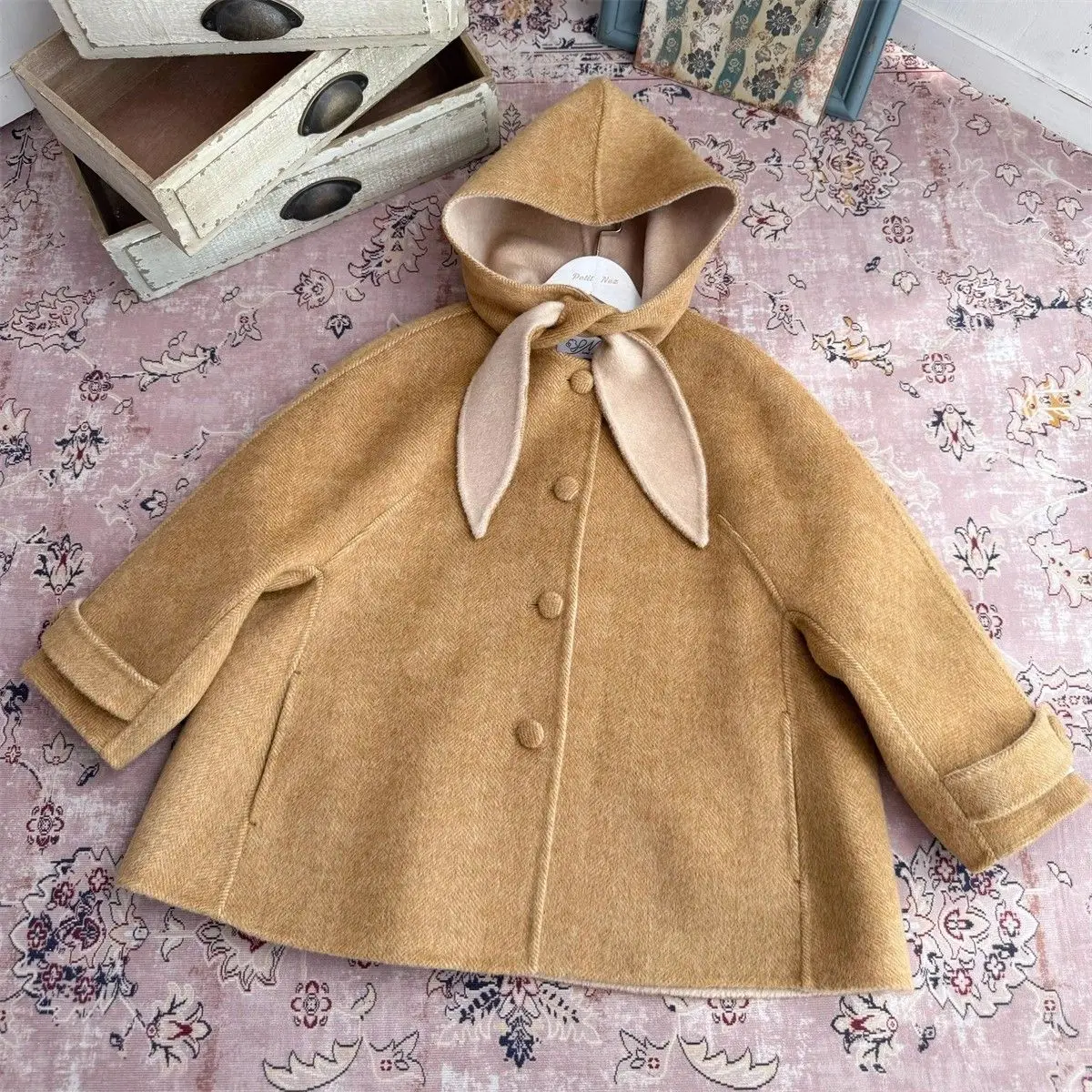 Осень 2025 г., детская свободная повседневная шерстяная куртка в корейском стиле для девочек, модное детское пальто для детей 3-13 лет, верхняя одежда для малышей
Осень 2025 г., детская свободная повседневная шерстяная куртка в корейском стиле для девочек, модное детское пальто для детей 3-13 лет, верхняя одежда для малышей