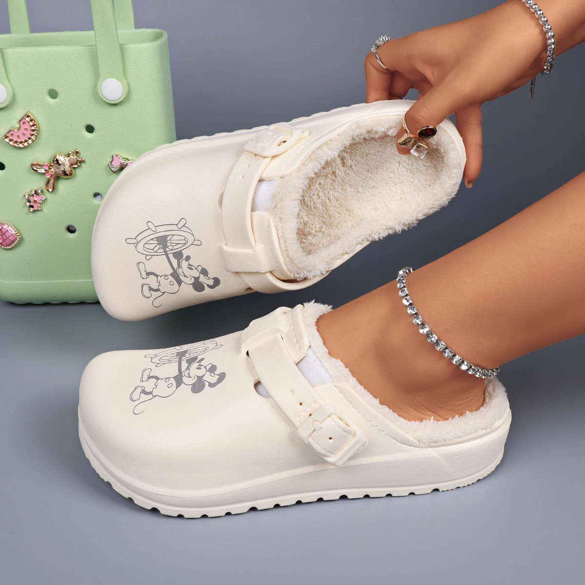 Зимняя дизайнерская обувь, женские тапочки из ЭВА, непромокаемые пушистые шлепанцы, противоскользящие регулируемые пряжки, толстые плюшевые туфли для медсестры
Зимняя дизайнерская обувь, женские тапочки из ЭВА, непромокаемые пушистые шлепанцы, противоскользящие регулируемые пряжки, толстые плюшевые туфли для медсестры