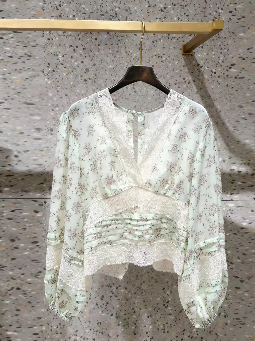 S Home 2026 Summer New Embroidered Lace V-neck Lantern Sleeve Floral Shirt Women Sexy Backless Short Top French Style Loose Fit
S Home 2026 Summer New Embroidered Lace V-neck Lantern Sleeve Floral Shirt Women Sexy Backless Short Top French Style Loose Fit