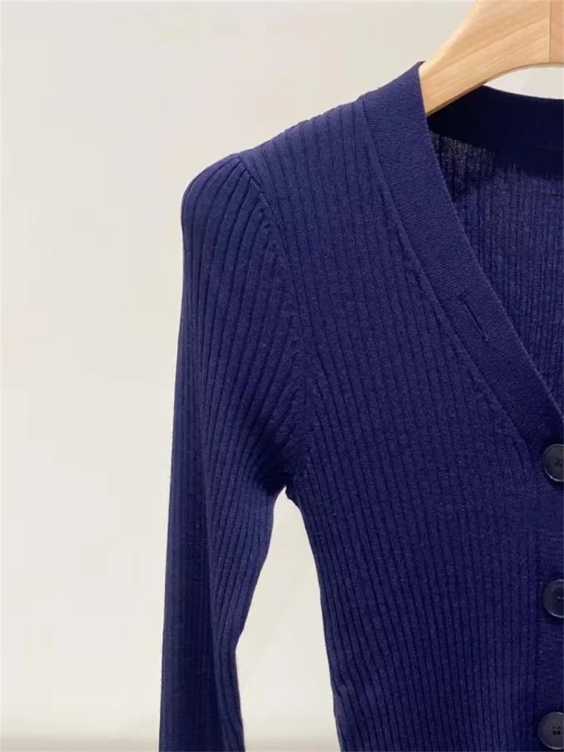 2024 New Autumn Women's Navy Blue Long Sleeved Knit Cardigan V-Neck Slim Fit Lady Temperament Single Breasted Sweater
2024 New Autumn Women's Navy Blue Long Sleeved Knit Cardigan V-Neck Slim Fit Lady Temperament Single Breasted Sweater
