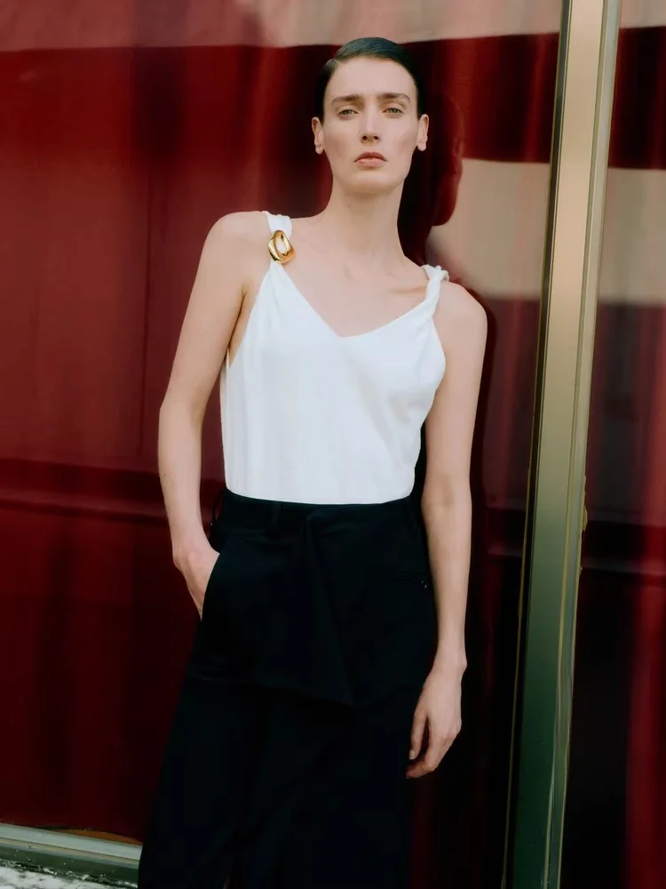 Elite Wardrobe Series Summer Edition Knitted Strapless Top Metal Buckle Removable Cotton Linen Polyester Blend Short V-Neck
Elite Wardrobe Series Summer Edition Knitted Strapless Top Metal Buckle Removable Cotton Linen Polyester Blend Short V-Neck