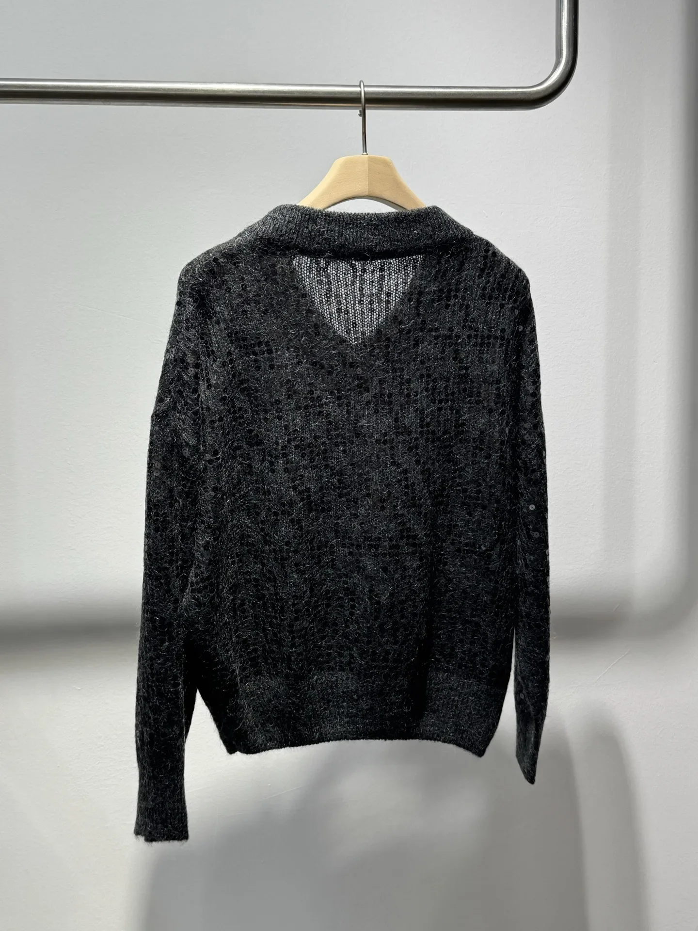 Mohair Wool Blended Sweater for Women Autumn Sequins V-Neck Long Sleeve Fashion Female Sweater
Mohair Wool Blended Sweater for Women Autumn Sequins V-Neck Long Sleeve Fashion Female Sweater