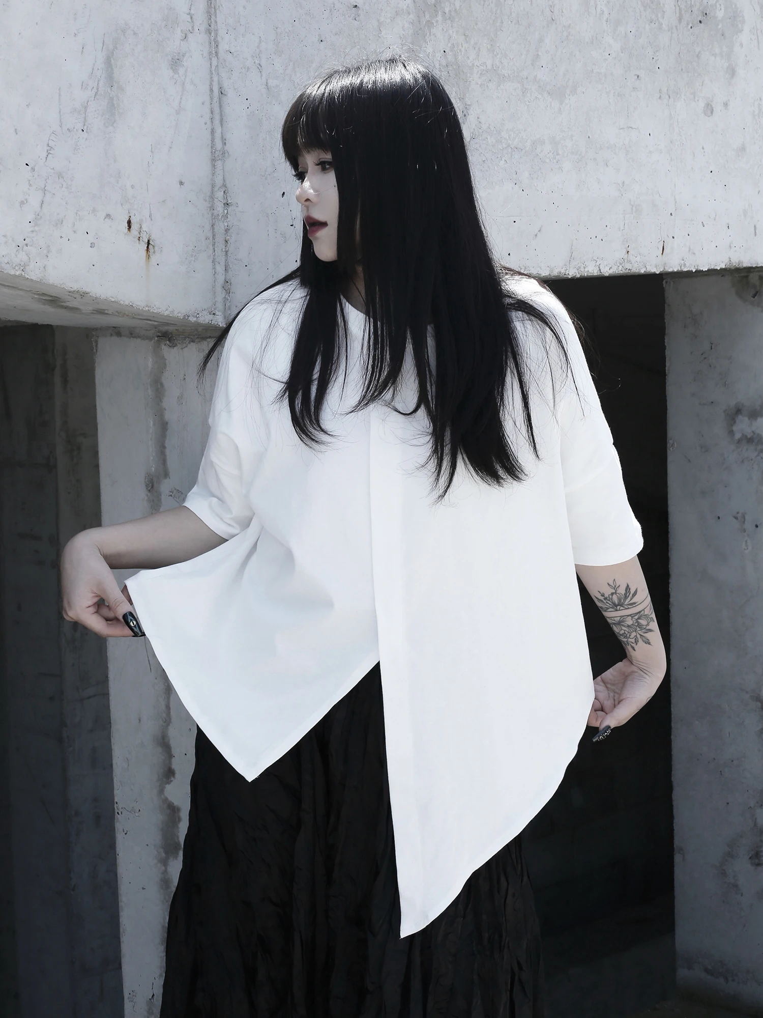 Street Style Loose Fit Short Sleeve T-Shirt Women's Summer New Dark Series Irregular Design Personalized Unique Female Top
Street Style Loose Fit Short Sleeve T-Shirt Women's Summer New Dark Series Irregular Design Personalized Unique Female Top