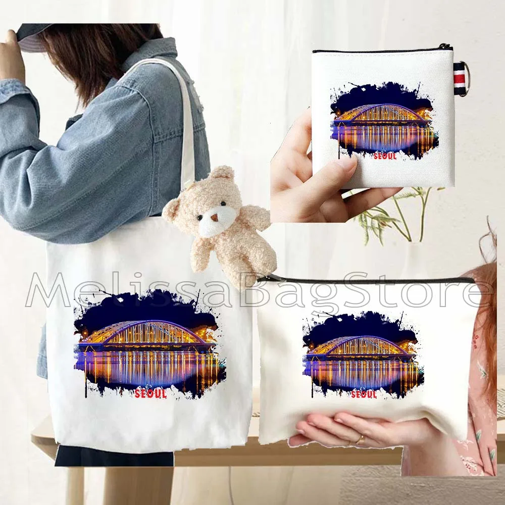 4PCS Gifts Set Seoul City Print White Canvas Tote Bag Handbag with Doll Key Coin Purse Cosmetic Makeup Toilet Bag Case Pouch
4PCS Gifts Set Seoul City Print White Canvas Tote Bag Handbag with Doll Key Coin Purse Cosmetic Makeup Toilet Bag Case Pouch