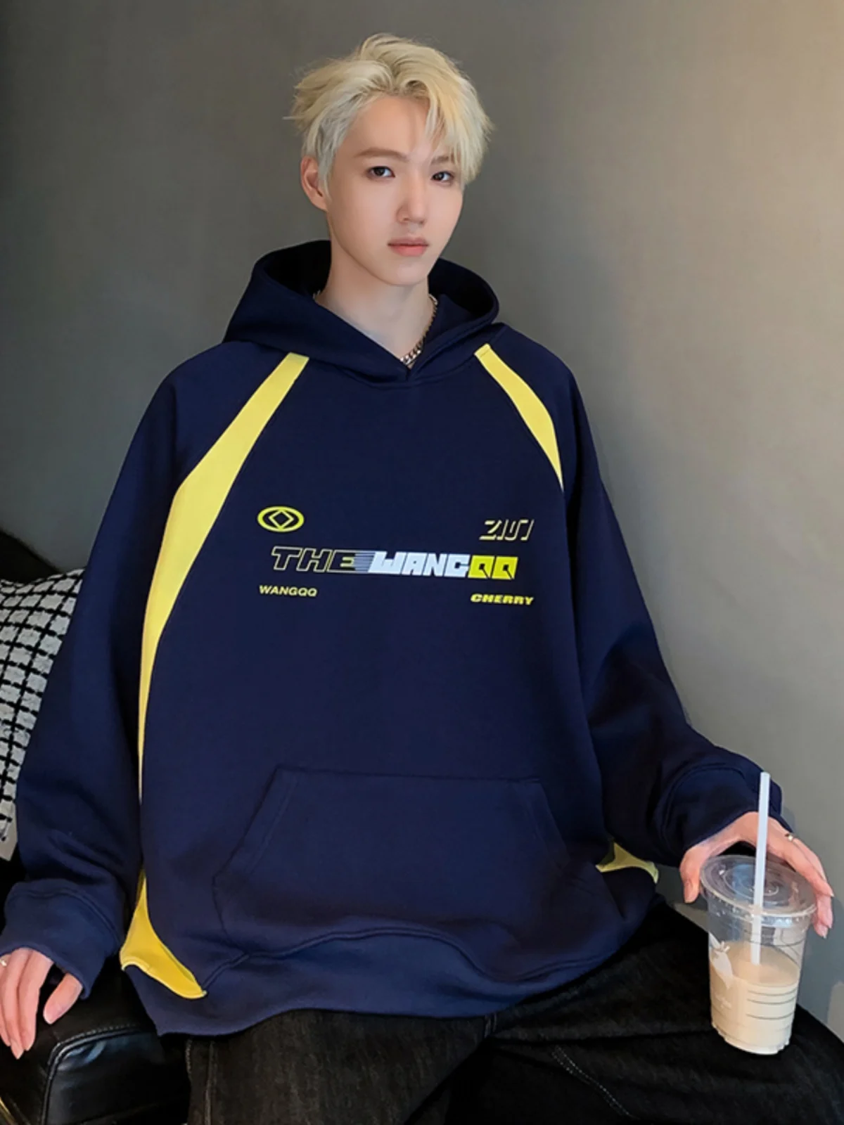 Мужская осенняя толстовка с капюшоном в стиле американского хип-хопа, модный бренд, синяя, с цветными вставками, для пар, свободного кроя, повседневная
Мужская осенняя толстовка с капюшоном в стиле американского хип-хопа, модный бренд, синяя, с цветными вставками, для пар, свободного кроя, повседневная