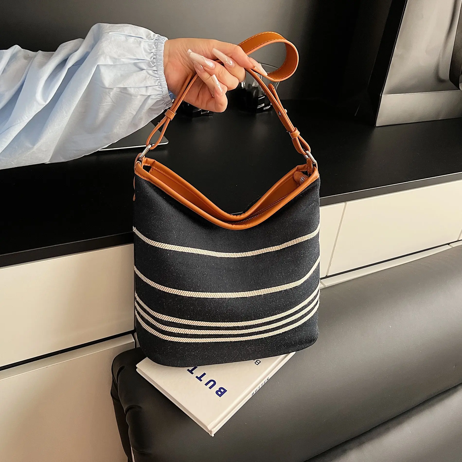 Retro Striped Bucket Bag for Women, Large-capacity Casual Shoulder Bag, Simple and Versatile Design Handbag
Retro Striped Bucket Bag for Women, Large-capacity Casual Shoulder Bag, Simple and Versatile Design Handbag