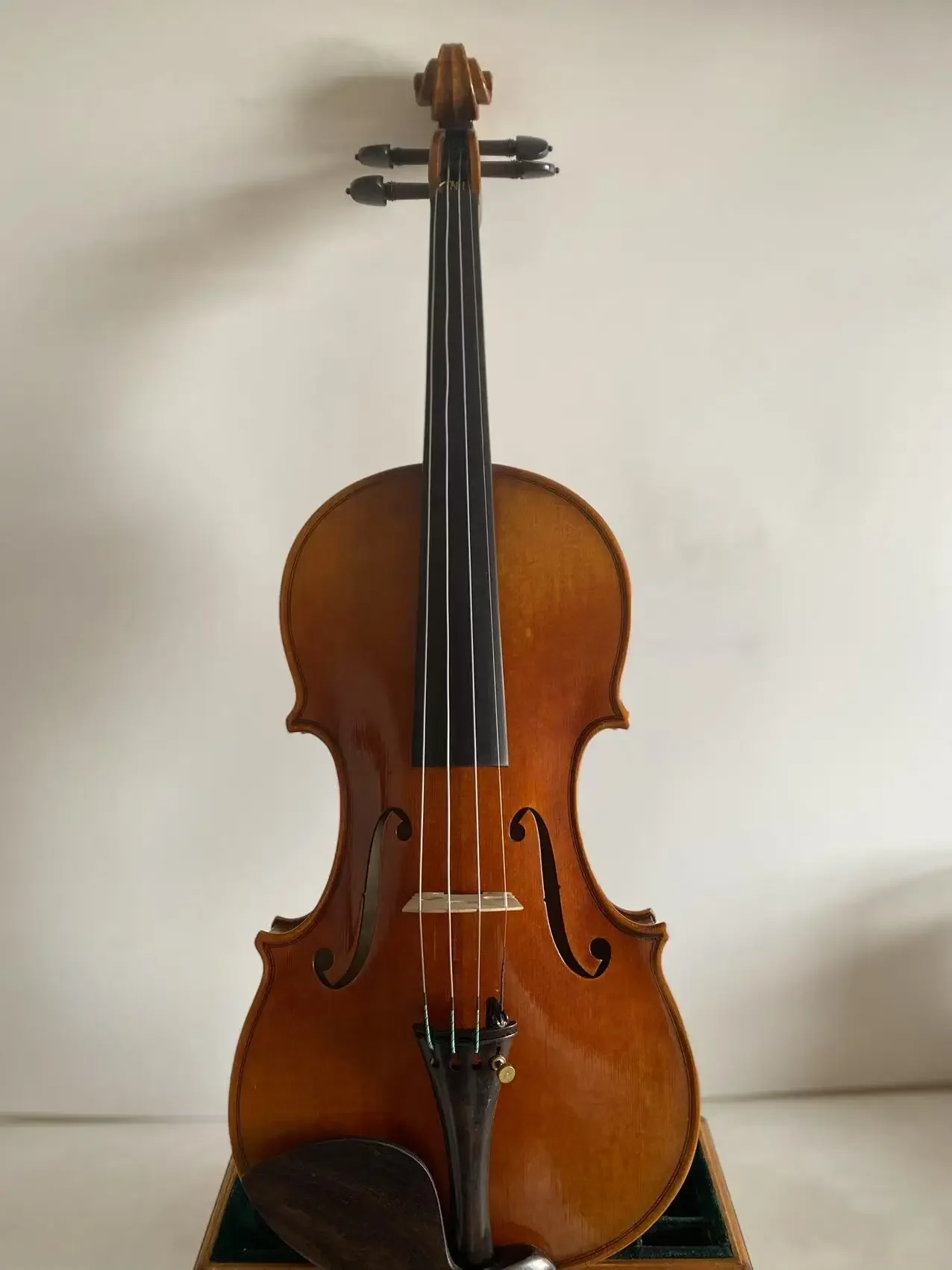 Master 4/4 violin Guarneri model 1pc Solid flamed maple back spruce top no.4324
Master 4/4 violin Guarneri model 1pc Solid flamed maple back spruce top no.4324