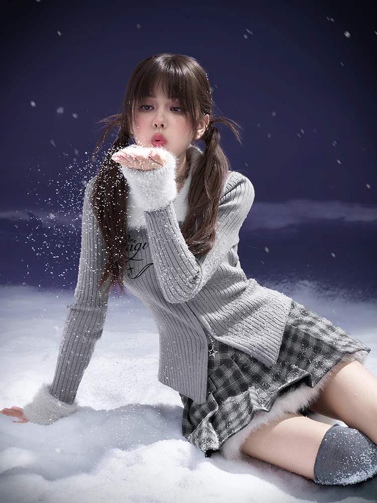 2025 Autumn Winter Subculture Y2k Silver-gray Slim-fittings Thin Top Girly Sweet Fashion Versatile Knitted Cardigan for Women
2025 Autumn Winter Subculture Y2k Silver-gray Slim-fittings Thin Top Girly Sweet Fashion Versatile Knitted Cardigan for Women