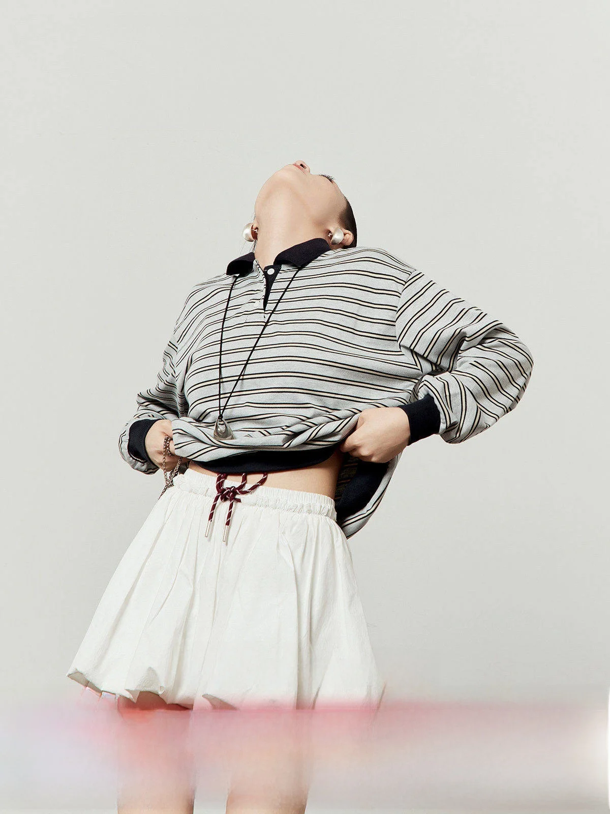 Женская повседневная футболка в полоску, свободного кроя, удобная, дышащая, с длинным рукавом, осенняя, новая, винтажная, синяя в полоску
Женская повседневная футболка в полоску, свободного кроя, удобная, дышащая, с длинным рукавом, осенняя, новая, винтажная, синяя в полоску