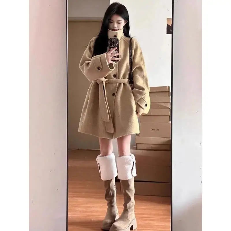 Korean Style Women's Woolen Coat Stand Collar Loose Fit Autumn Winter Outerwear Fashionable Elegant Female Jacket
Korean Style Women's Woolen Coat Stand Collar Loose Fit Autumn Winter Outerwear Fashionable Elegant Female Jacket