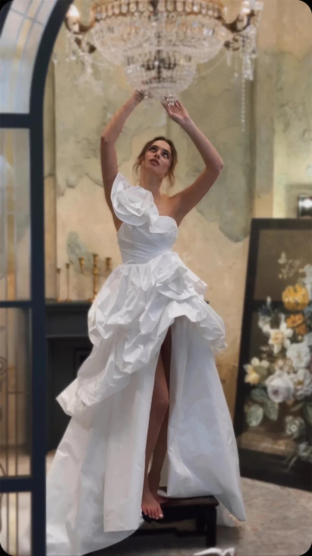 Customized Fashionable White 3D Flower Single Shoulder Wedding Dress With Layered Ruffles And Sexy Side Split Ball Bridal Dress
Customized Fashionable White 3D Flower Single Shoulder Wedding Dress With Layered Ruffles And Sexy Side Split Ball Bridal Dress