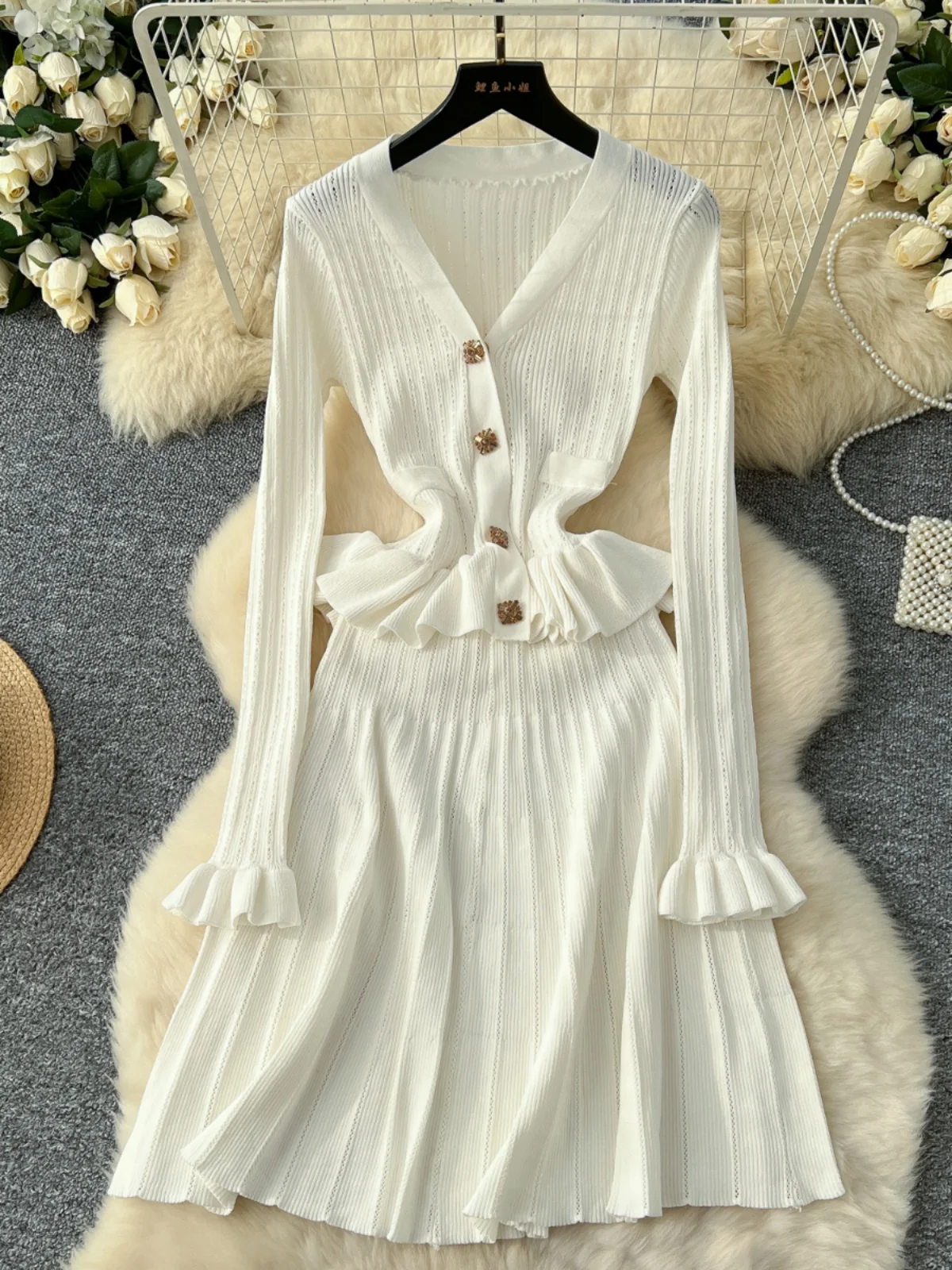 Новинка 2026, осенне-зимнее женское трикотажное платье с v-образным вырезом и расклешенными рукавами, однобортное однобортное платье с высокой талией и оборками
Новинка 2026, осенне-зимнее женское трикотажное платье с v-образным вырезом и расклешенными рукавами, однобортное однобортное платье с высокой талией и оборками