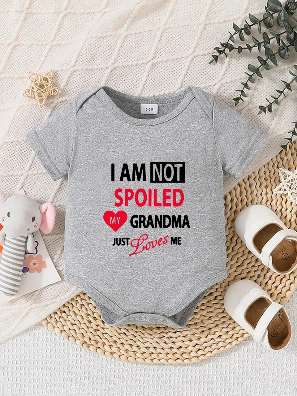 Playful letter-printed baby short-sleeve triangle bodysuit. Button closure for easy dressing, machine washable
Playful letter-printed baby short-sleeve triangle bodysuit. Button closure for easy dressing, machine washable