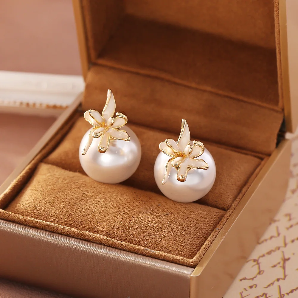 Pearl drop oil flower earrings, high-end, versatile, light luxury earrings, light luxury two-wear fashion commuter earrings
Pearl drop oil flower earrings, high-end, versatile, light luxury earrings, light luxury two-wear fashion commuter earrings