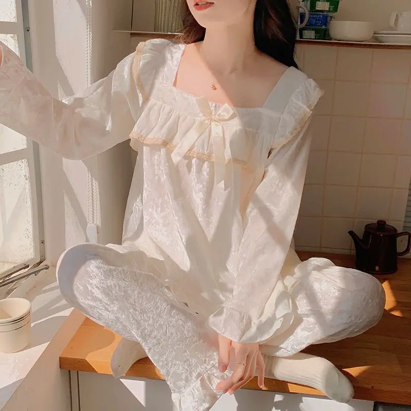 Autumn Winter Velvet Pajamas Set Women Princess Style Sleepwear Long-sleeved Trouser 2pcs Outfits Loungewear Can Be Worn Outside 
Autumn Winter Velvet Pajamas Set Women Princess Style Sleepwear Long-sleeved Trouser 2pcs Outfits Loungewear Can Be Worn Outside