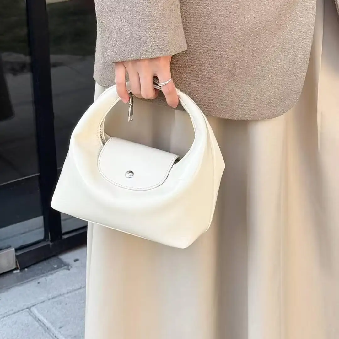 Early Spring New Sle Genuine Leather Women's Bag Korean Versatile Sweet Lady Top Layer Painted Cowhide Handbag Dumpling Bag
Early Spring New Sle Genuine Leather Women's Bag Korean Versatile Sweet Lady Top Layer Painted Cowhide Handbag Dumpling Bag