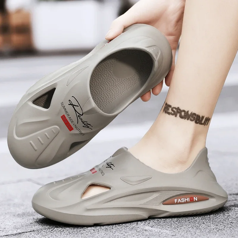 Мужские сандалии, нескользящая обувь на мягкой подошве, летняя дышащая садовая обувь на полой подошве, модная трендовая дышащая и универсальная пляжная обувь
Мужские сандалии, нескользящая обувь на мягкой подошве, летняя дышащая садовая обувь на полой подошве, модная трендовая дышащая и универсальная пляжная обувь