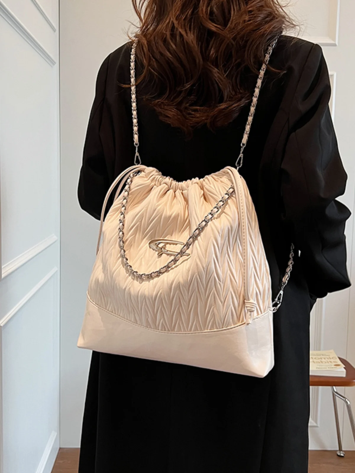 Popular large-capacity women's backpack 2023 new fashion chain backpack multi-purpose single-shoulder bucket bag
Popular large-capacity women's backpack 2023 new fashion chain backpack multi-purpose single-shoulder bucket bag