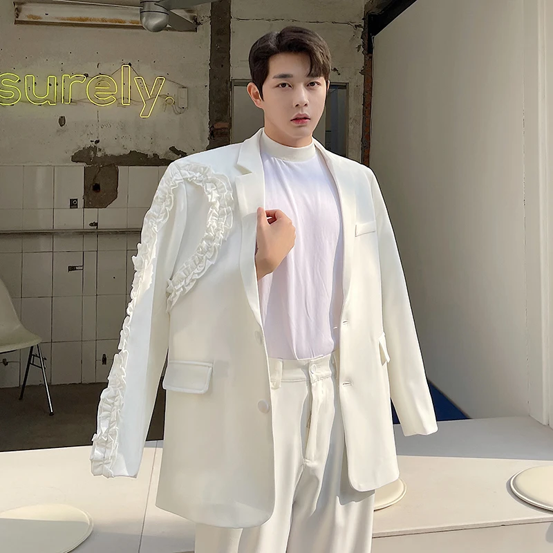 Весенний модный мужской костюм с кружевными вставками, свободный повседневный крой, классический воротник, длинный рукав, универсальный, на все сезоны, трендовый, стильный.
Весенний модный мужской костюм с кружевными вставками, свободный повседневный крой, классический воротник, длинный рукав, универсальный, на все сезоны, трендовый, стильный.