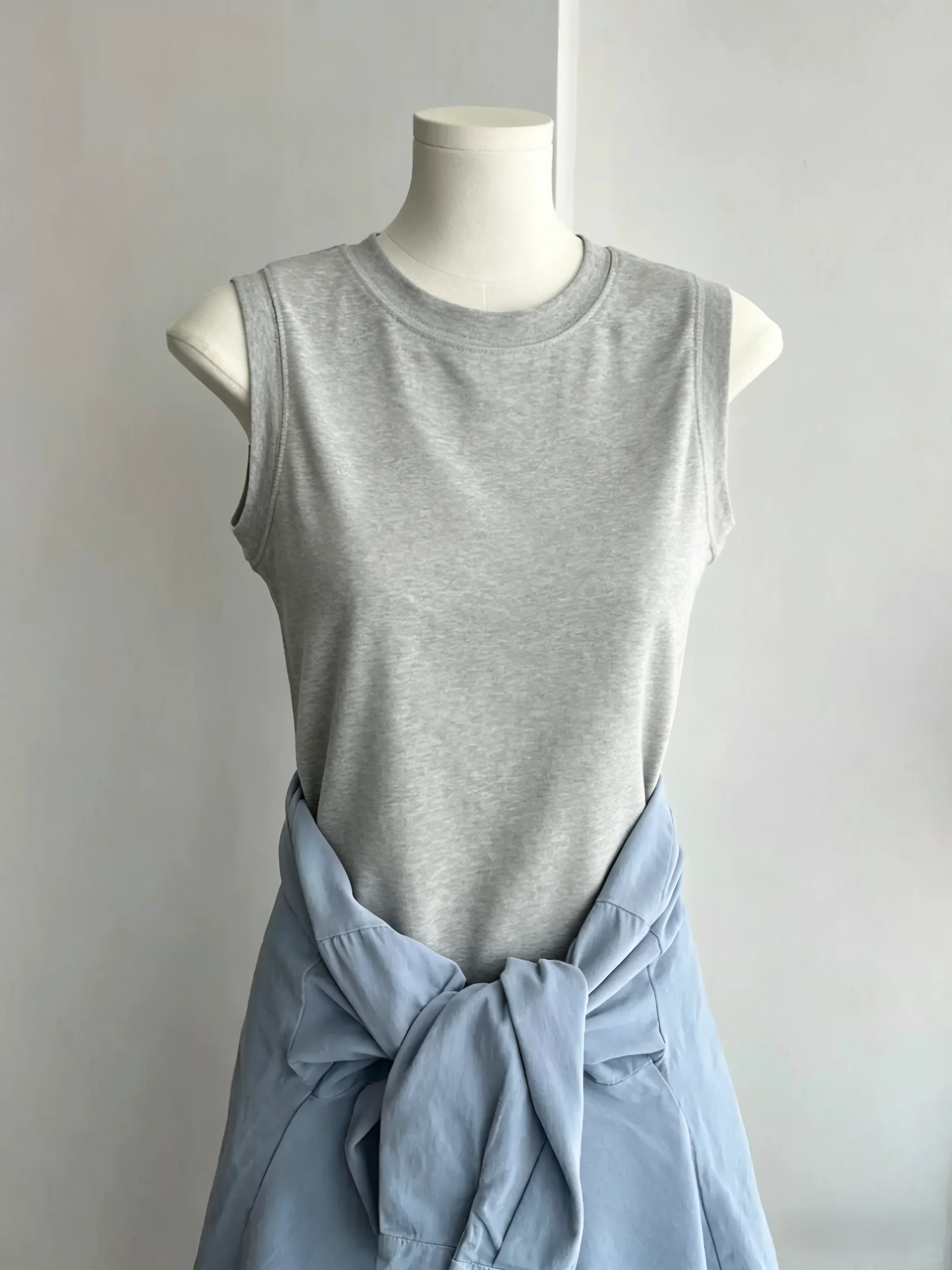 Women's Slim Fit round Neck Strap Vest 95 Cotton Sleeveless Summer Top Inner Wear Base Layer for Large Size Conceal Side Breast
Women's Slim Fit round Neck Strap Vest 95 Cotton Sleeveless Summer Top Inner Wear Base Layer for Large Size Conceal Side Breast
