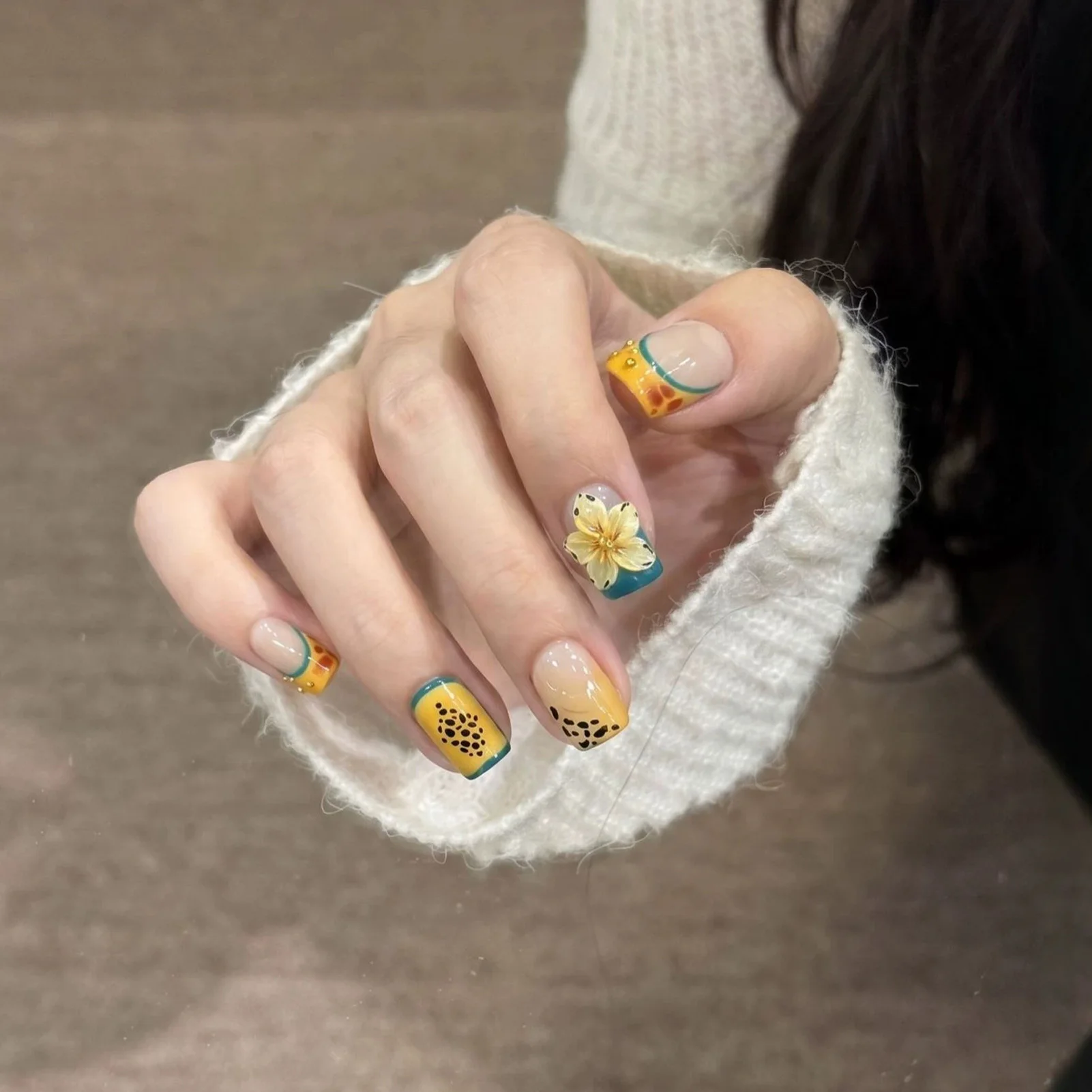 10pcs French Press On Nails Hand Painted Star Leopard Pattern Sqaure 3D Carved Floral False Nail with Pearls Manicure Art
10pcs French Press On Nails Hand Painted Star Leopard Pattern Sqaure 3D Carved Floral False Nail with Pearls Manicure Art