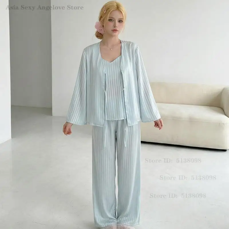 Комплект женской пижамы из 3 предметов: элегантный домашний костюм из ледяного шелка с длинными рукавами и брюками, весна 2026
Комплект женской пижамы из 3 предметов: элегантный домашний костюм из ледяного шелка с длинными рукавами и брюками, весна 2026