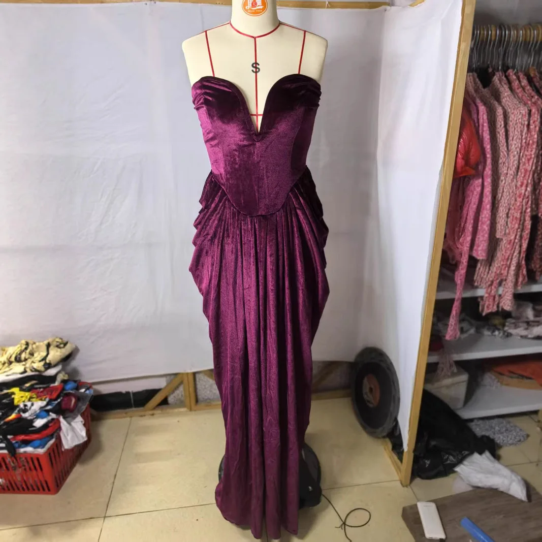Elegant Wine Red Velvet Bustier Evening Dress High Waist A-Line Silhouette Sleeveless Zipper Closure Formal Wear for Women
Elegant Wine Red Velvet Bustier Evening Dress High Waist A-Line Silhouette Sleeveless Zipper Closure Formal Wear for Women