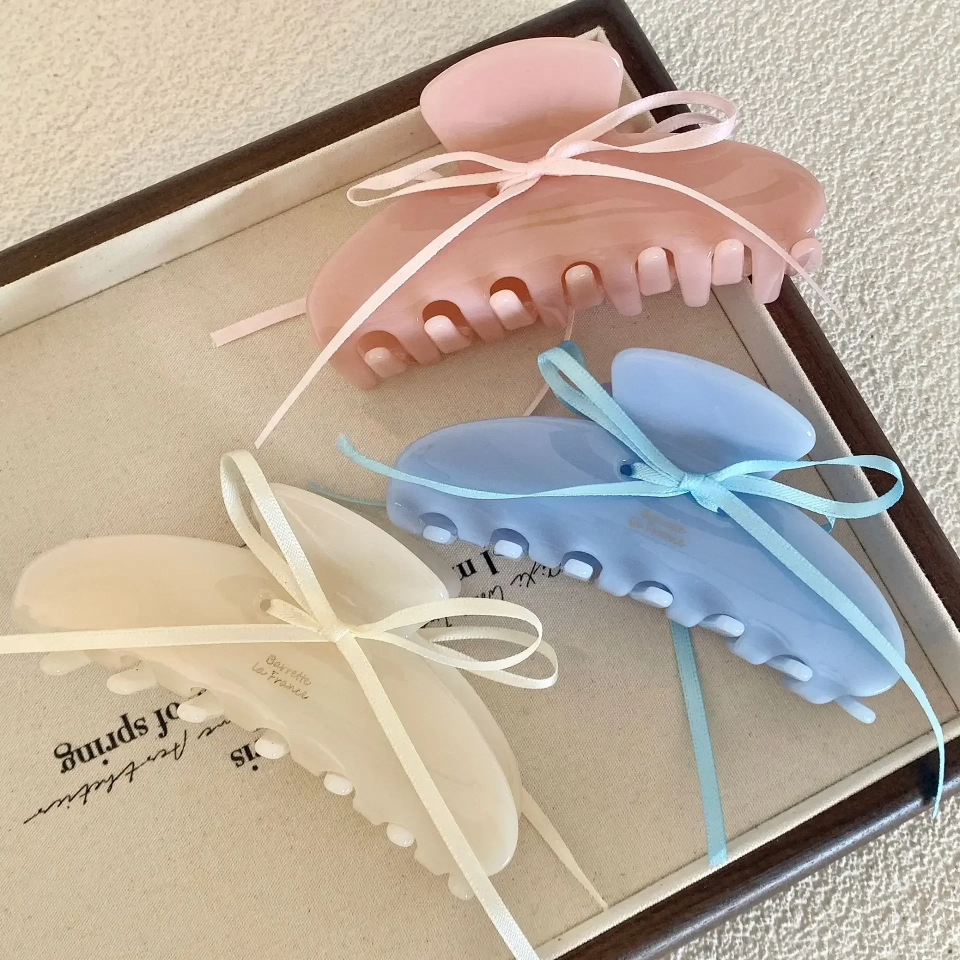 1pcs Korean Girl Ballet Style Blue Ribbon Grab Clip Simplicity Fashion Shark Crab Hair Clip Claw Hair Accessories for Women
1pcs Korean Girl Ballet Style Blue Ribbon Grab Clip Simplicity Fashion Shark Crab Hair Clip Claw Hair Accessories for Women