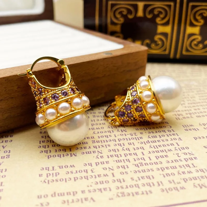 French Retro Zircon Pearl Crown Shaped Women's Earrings Designer Luxury Palace Purple Rhinestone Gemstone Earrings for Women
French Retro Zircon Pearl Crown Shaped Women's Earrings Designer Luxury Palace Purple Rhinestone Gemstone Earrings for Women