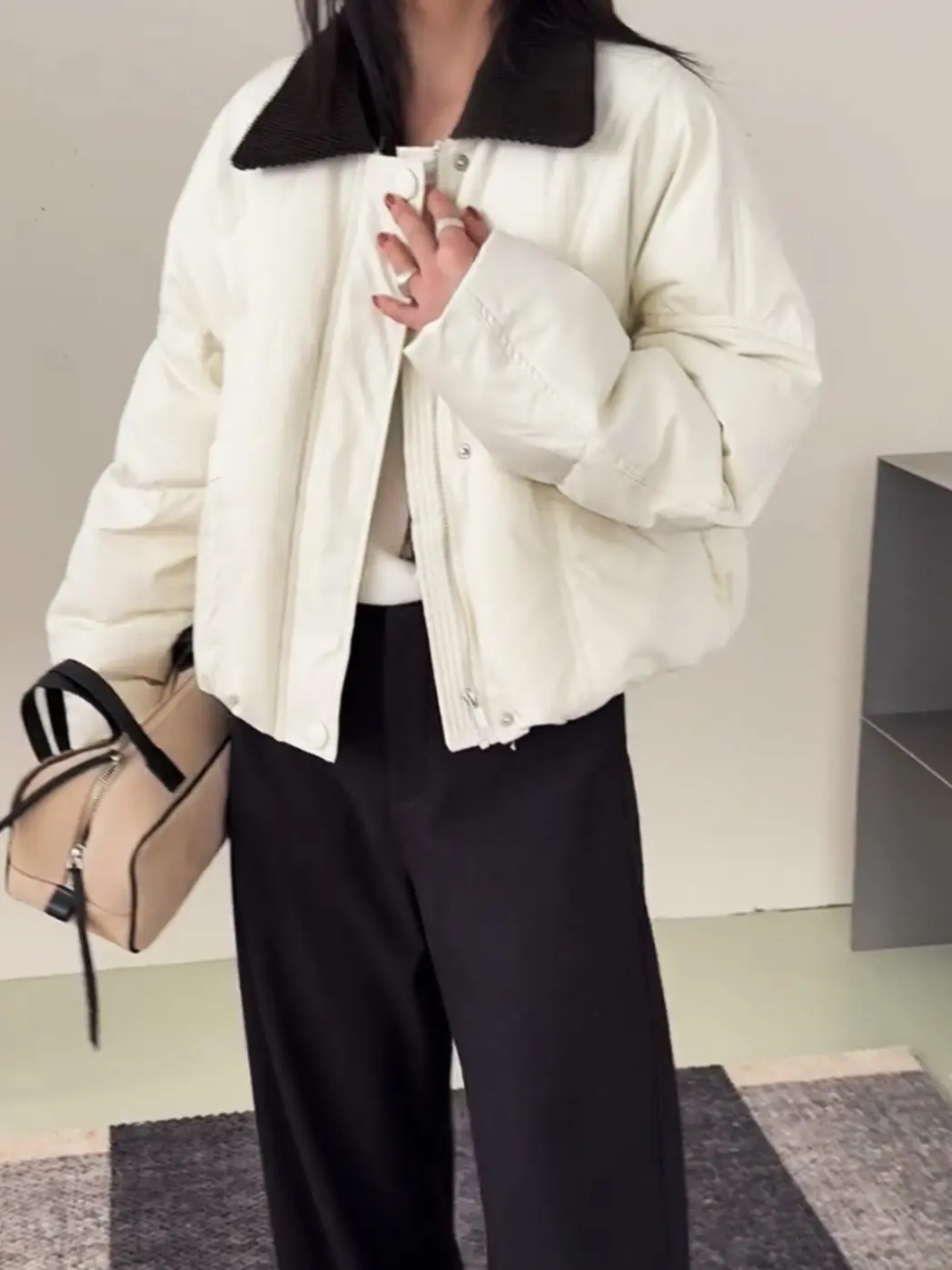 Модная женская повседневная зимняя куртка из хлопка с воротником, однотонная, утепленная, с длинными рукавами, на молнии, в корейском стиле
Модная женская повседневная зимняя куртка из хлопка с воротником, однотонная, утепленная, с длинными рукавами, на молнии, в корейском стиле