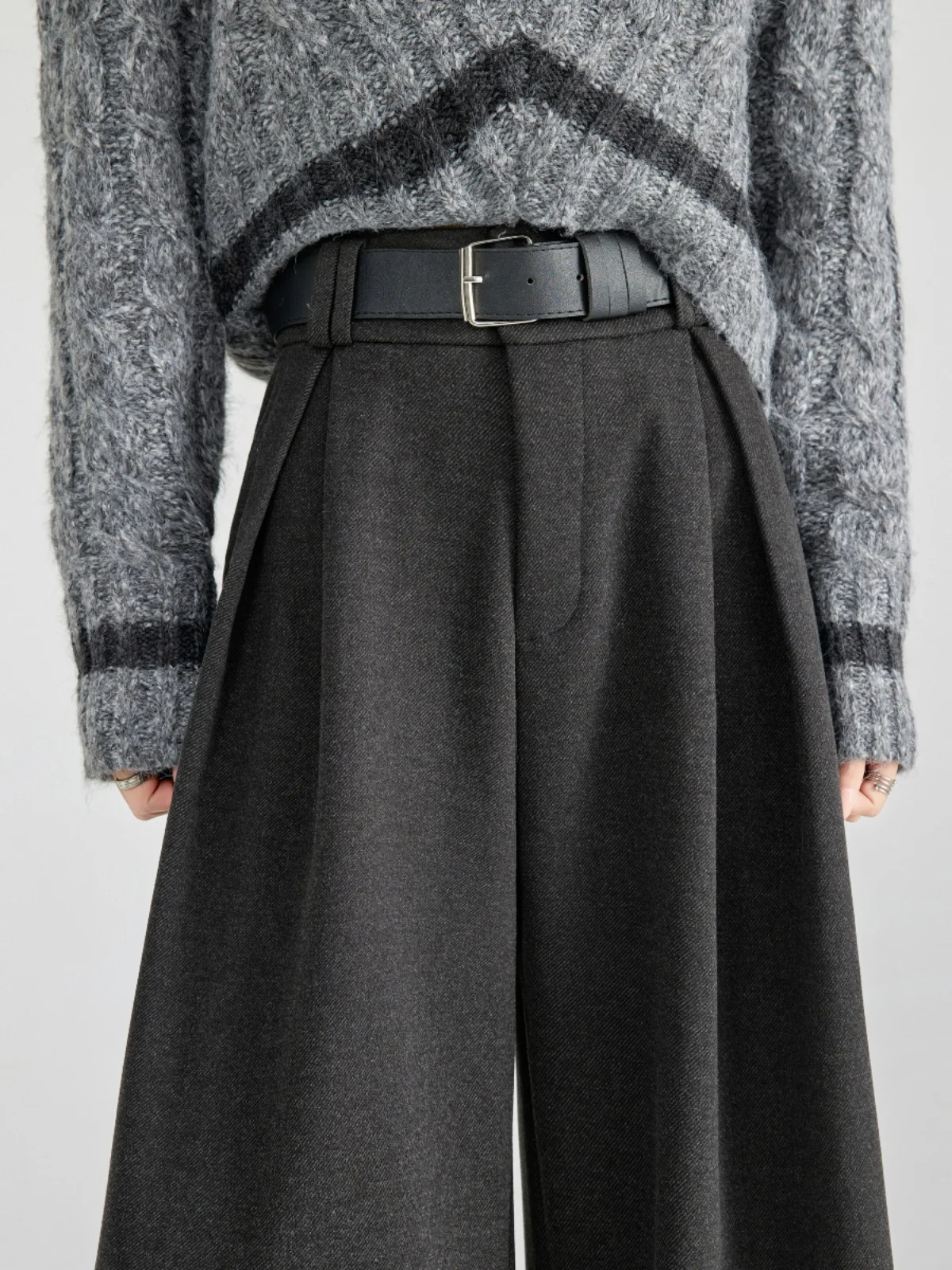 Gray Thickened Wool Wide Leg Pants Women's Autumn Winter New Style Casual Straight Tube Loose Trousers High Waist Slimming
Gray Thickened Wool Wide Leg Pants Women's Autumn Winter New Style Casual Straight Tube Loose Trousers High Waist Slimming