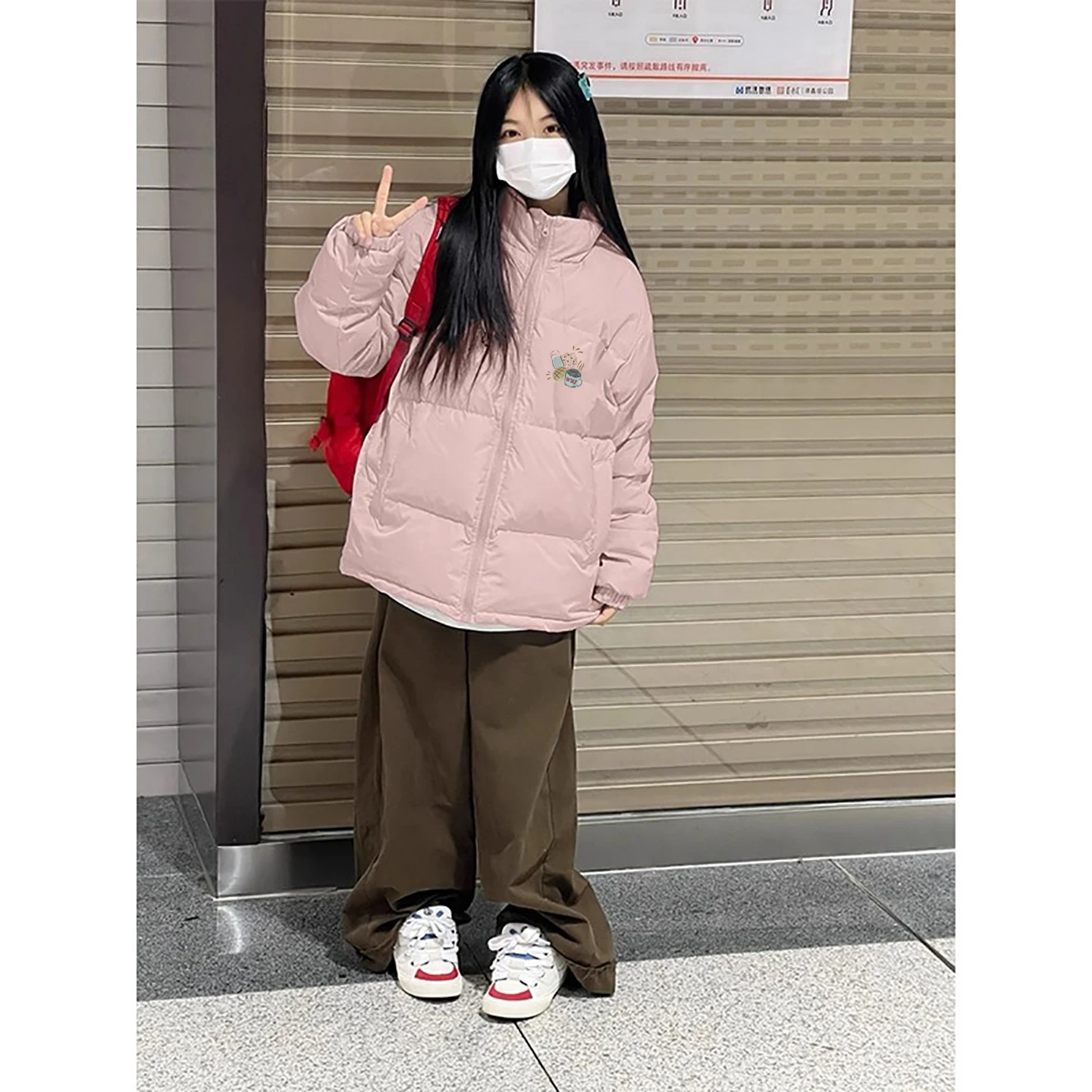 Модная женская парка с рюшами, воланами, сборками, плиссировкой и складками
Модная женская парка с рюшами, воланами, сборками, плиссировкой и складками