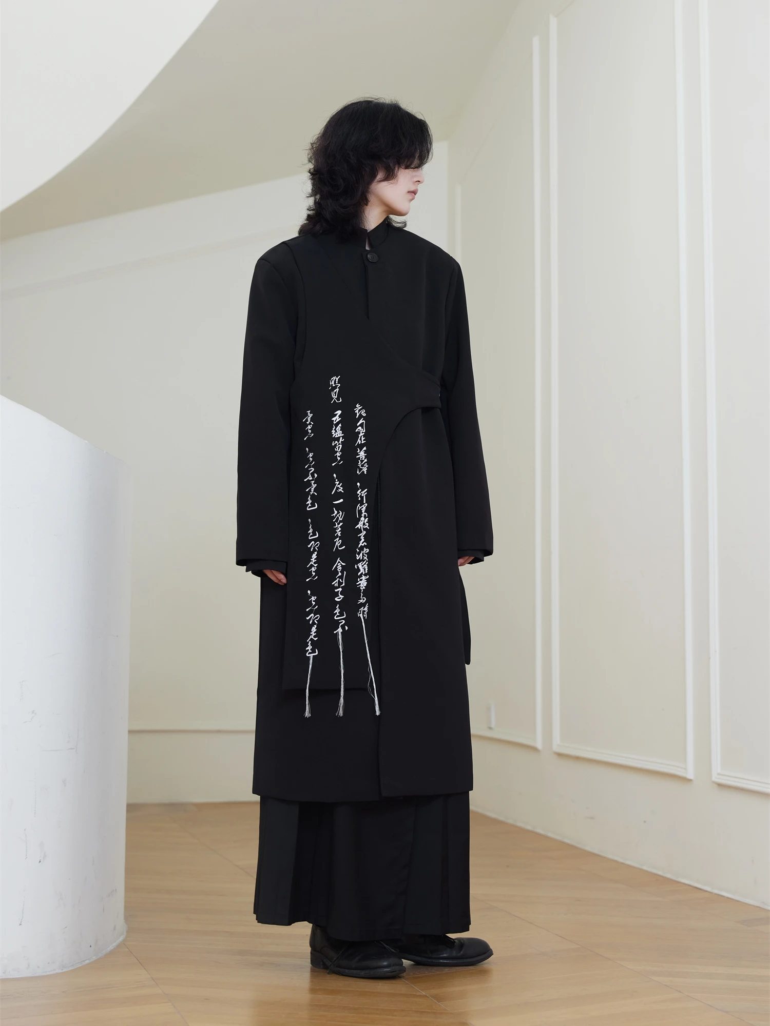 SUNYVONNE23FW Long Tailor-Made Suit Jacket with Embroidered Calligraphy And Tassel Original Design Chinese Style Women's Coat
SUNYVONNE23FW Long Tailor-Made Suit Jacket with Embroidered Calligraphy And Tassel Original Design Chinese Style Women's Coat