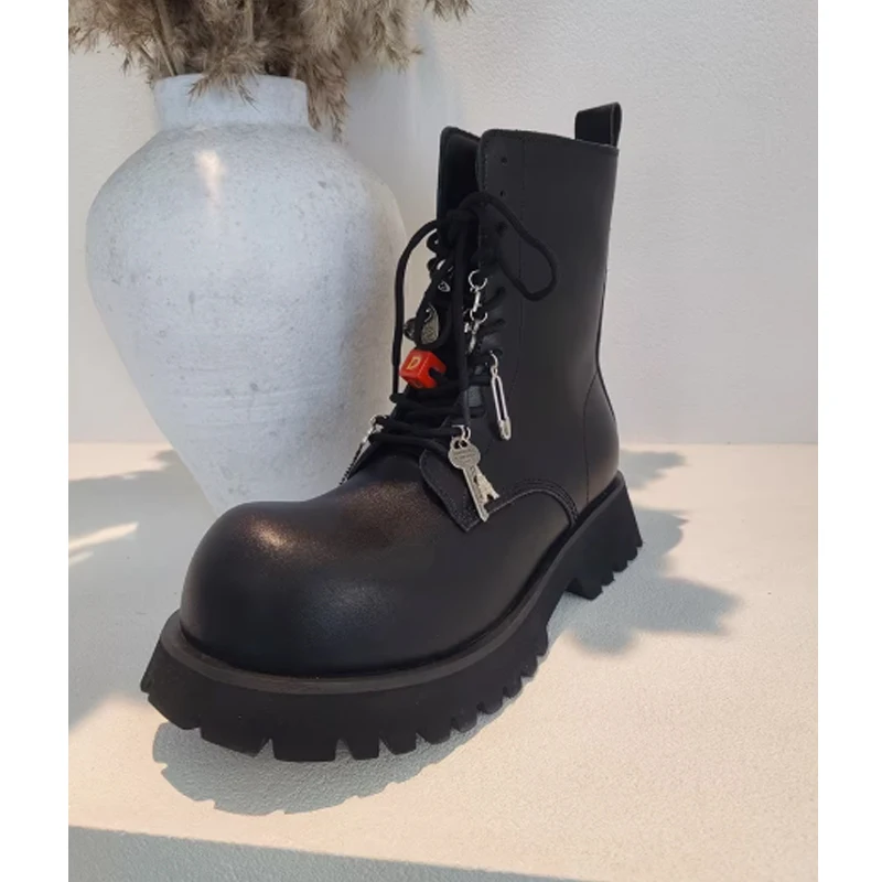 Мужские черные высокие ботинки на платформе с декоративным кулоном, готические, на толстой подошве, увеличивающие рост, нескользящие, повседневные, тактические, 2026
Мужские черные высокие ботинки на платформе с декоративным кулоном, готические, на толстой подошве, увеличивающие рост, нескользящие, повседневные, тактические, 2026