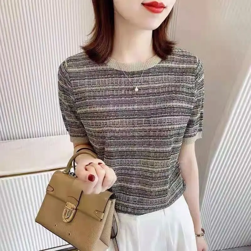 2025 Summer Women's Round Neck Short sleeved Ice Silk Small Fragrant Striped Knitted T-shirt High end Ice Silk Top
2025 Summer Women's Round Neck Short sleeved Ice Silk Small Fragrant Striped Knitted T-shirt High end Ice Silk Top