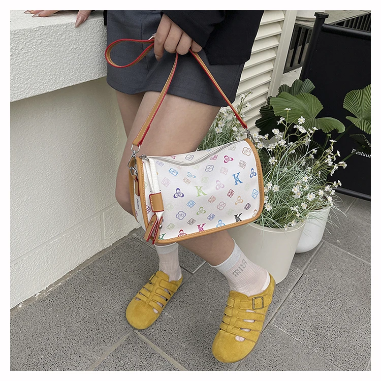 Stylish High-End Shopper Handbag in Solid Color Featuring Letter Logo Designer Detail for Commuter Women
Stylish High-End Shopper Handbag in Solid Color Featuring Letter Logo Designer Detail for Commuter Women