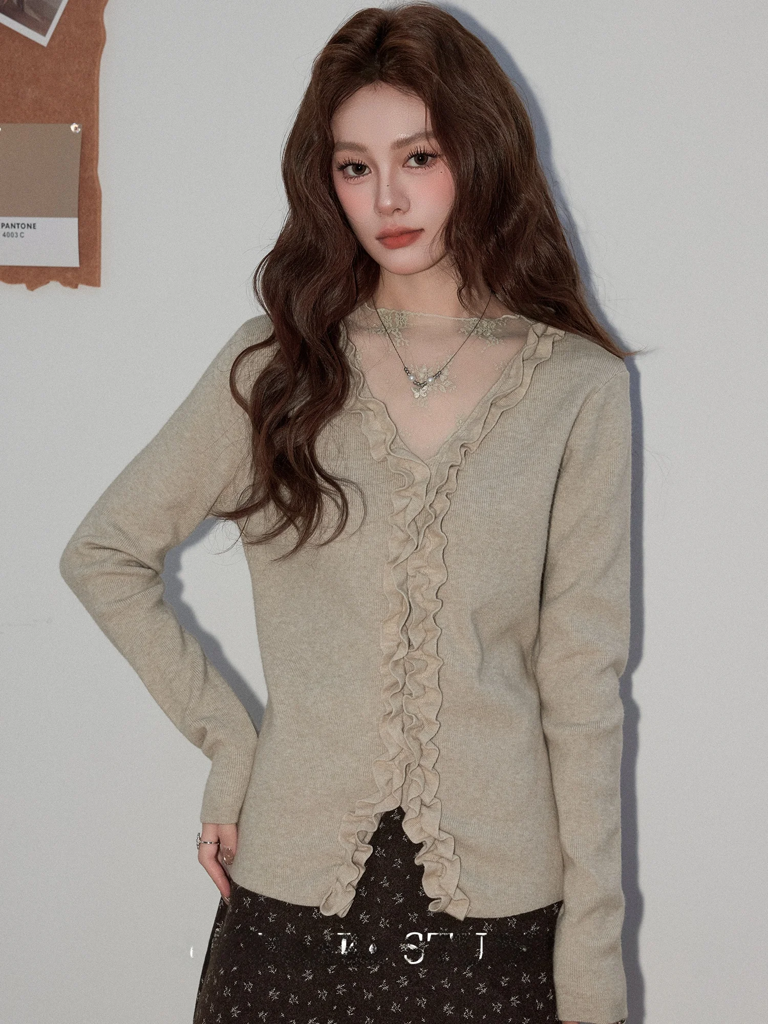 Женский трикотажный свитер с V-образным вырезом и кружевными вставками, модный дизайн, новинка весны, мягкий, с длинными рукавами, для ношения под одеждой
Женский трикотажный свитер с V-образным вырезом и кружевными вставками, модный дизайн, новинка весны, мягкий, с длинными рукавами, для ношения под одеждой